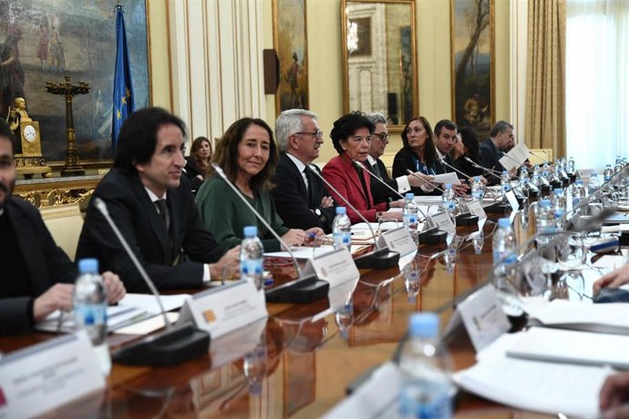 La ministra de Educación y Formación Profesional, Isabel Celaá (de rojo en el centro), en la última reunión de la Conferencia Sectorial de Educación, celebrada en enero de 2019. 