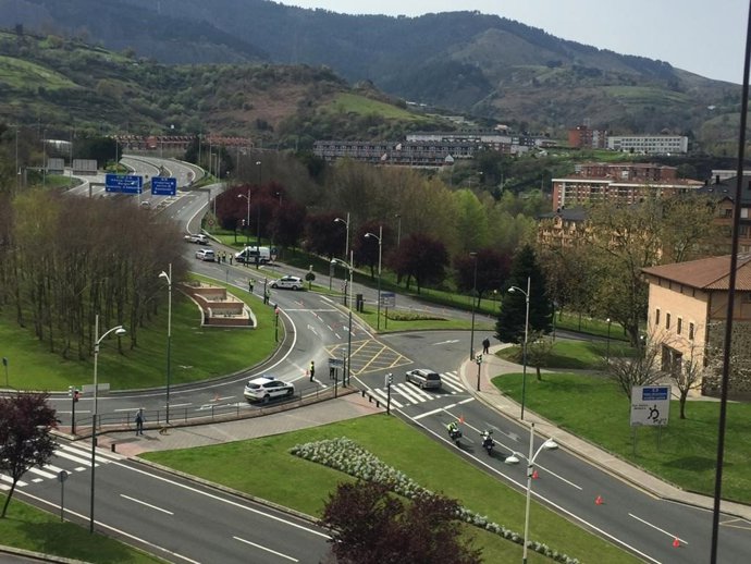 Control policial por el estado de alarma en una de las salidas de Bilbao