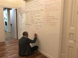 El conseller de Interior de la Generalitat, Miquel Buch, trabajando en su despacho durante el estado de alarma por el coronavirus, el 19 de marzo de 2020.