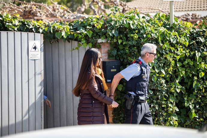 L'acusada del crim de la Gurdia Urbana Rosa Peral surt de la casa que compartia amb la víctima fins a la seva mort; el 24 de febrer de 2020, durant la diligncia d'inspecció ocular del judici, a Vilanova i la Geltrú (Barcelona).