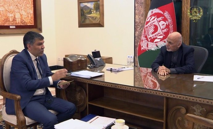 Ashraf Ghani con su ministro del Interior
