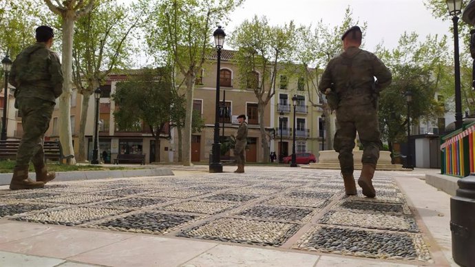Efectivos de la BRI X patrullando por Lucena (Córdoba).