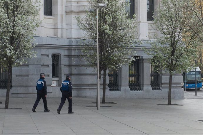 Dos agentes de la Policía Municipal de Madrid transitan por las calles de la capital, tras la entrada en vigor del Estado de Alarma, en Madrid.
