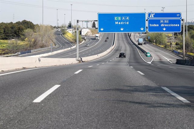 Una autovía de Madrid, con poco tráfico durante la crisis del coronavirus a 15 de marzo de 2020