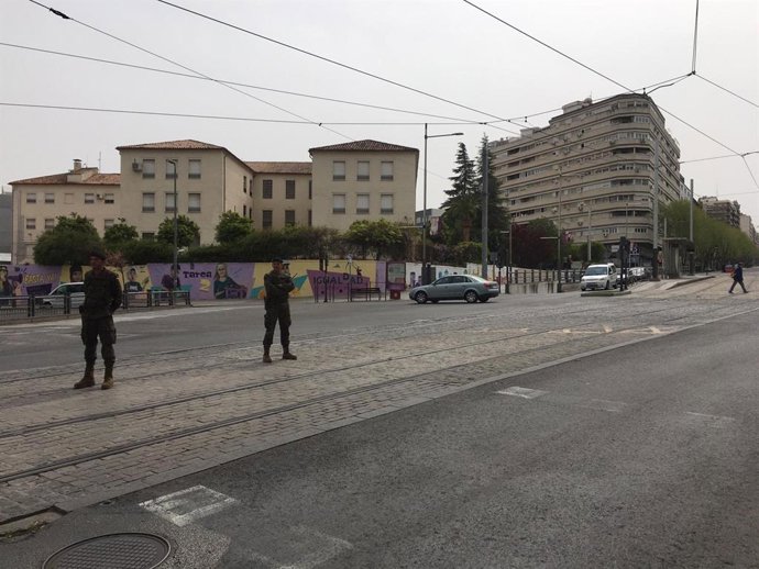 Efectivos dela BRI X desplegados sobre el trazado del tranvía en la ciudad de Jaén