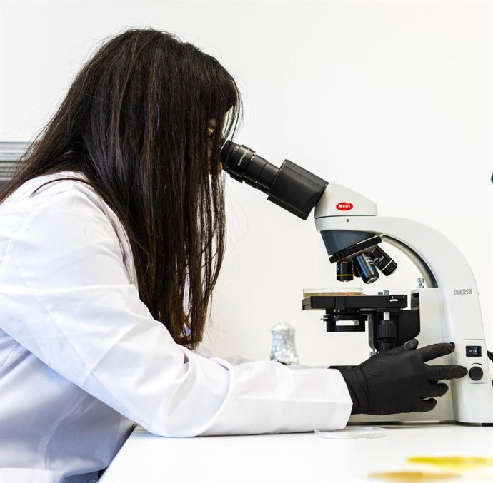 Una trabajadora de Vellsam en el laboratorio