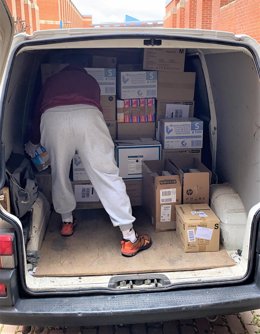 Un trabajador de la ULE carga material en la furgoneta para llevarlo al Hospital de León.