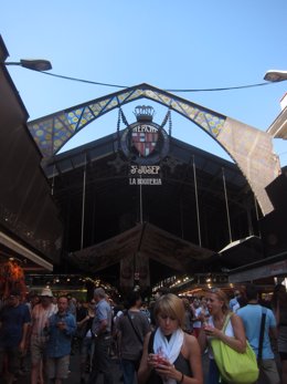 El arco modernista que da la bienvenida al Mercado de la Boqueria de Barcelona