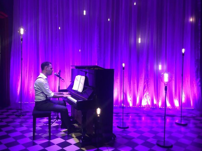 El cantante Joan Vázquez en una actuación.