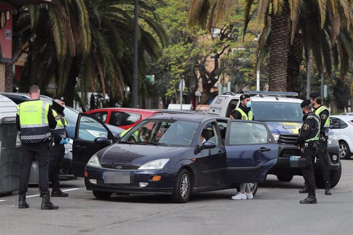 La Policía confisca un vehículo e impone una multa a su dueño por no respetar el estado de alarma en Valencia / Comunidad Valencia / España, a 18 de marzo de 2020.