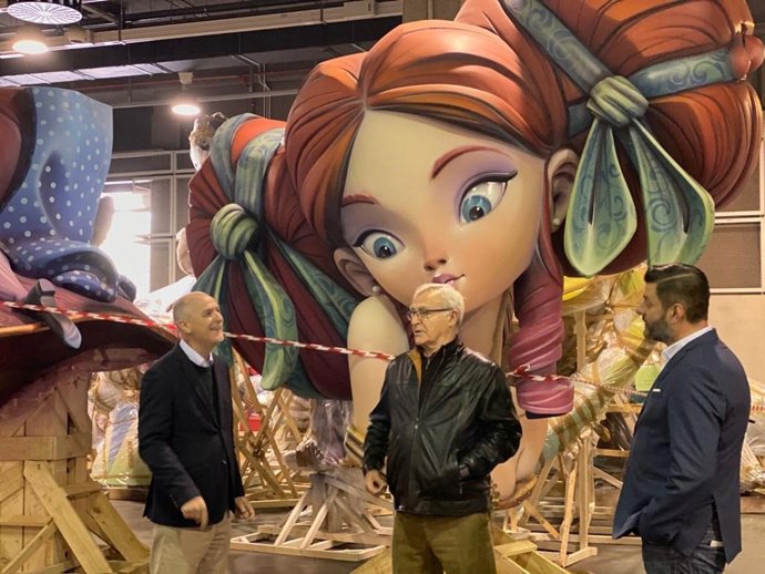 El alcalde de Valncia, Joan Ribo, y el concejal de Cultura Festiva y presidente de la JCF, Carlos Galiana, visitan las instalaciones de Feria Valencia en las que se guardan monumentos falleros de 2020 que no se han podido plantar por el Covid-19.