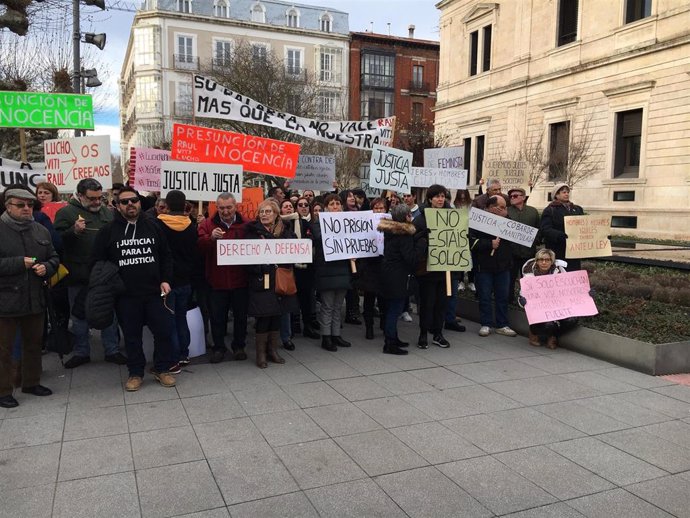 Concentración a favor de los ex jugadores de la Arandina a las puertas de los Juzgados de Burgos,.