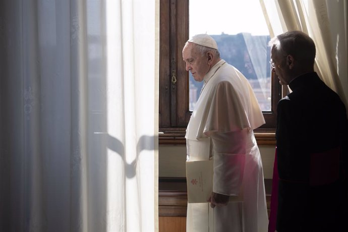 Coronavirus.- El Papa advierte de una "Iglesia a mitad" que trabaja como "asocia