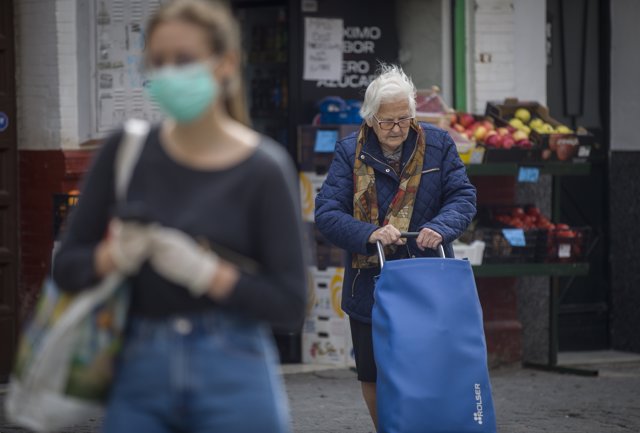 Una persona de la tercera edad tras realizar la compra sin guantes ni mascarillas como medida de protección,durante el cuarto día laborable del estado de alarma por coronavirus, (Covid-19). En Sevilla, (Andalucía, España), a 19 de marzo de 2020.
