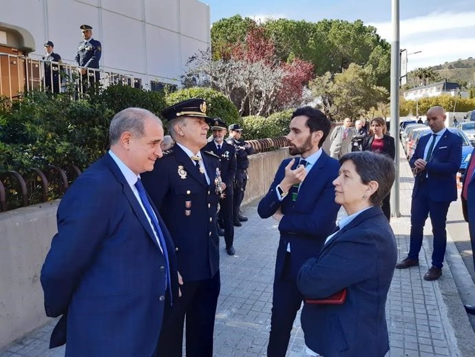 El comisario jefe de Cataluña, en el centro, con el director de la Policía, el secretario de Estado y la delegada del Gobierno, el día 10 de marzo en Barcelona