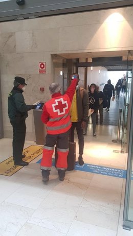 Control de temperatura a los pasajeros procedentes de un vuelo de la Península hacia Tenerife Norte