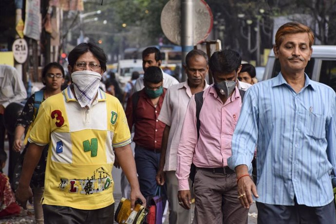 Personas con mascarilla por el coronavirus en Calcuta (India)