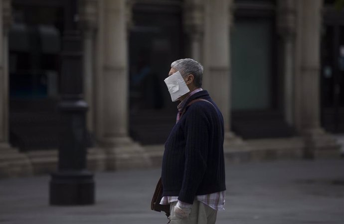 Un hombre con mascarilla en la crisis sanitaria del coronavirus
