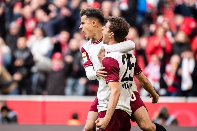 El jugador del Bayern de Múnich Thomas Mueller celebrate un gol junto a su compañero Philippe Coutinho en un partido de la Bundesliga
