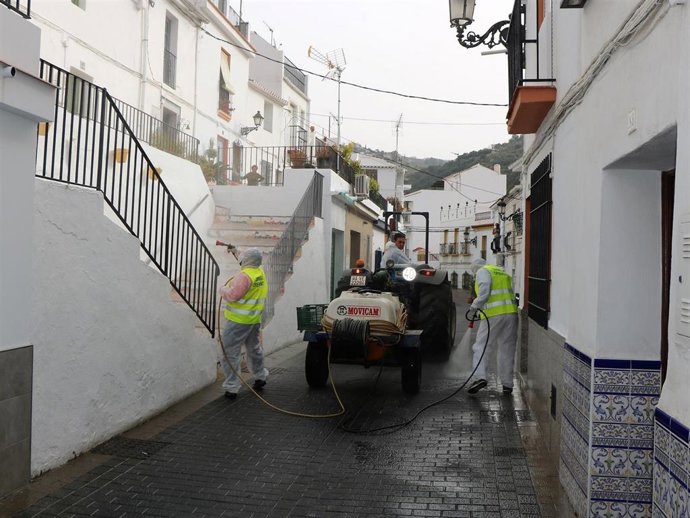 Los agricultores de Torrox se ofrecen para desinfectar a fondo el municipio