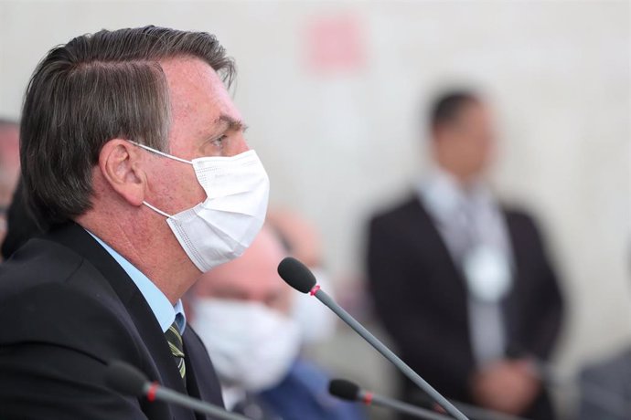 El presidente de Brasil, Jair Bolsonaro, con mascarilla por el coronavirus