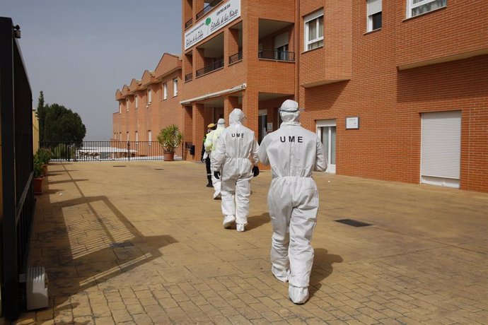 Miembros de la UME entrando en la residencia de mayores de La Zubia (Granada) para desinfectar por Coronavirus- AC-1. La Zubia (Granada) a 19 de marzo del 2020