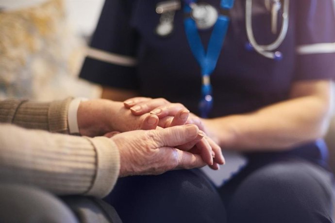 Una anciana con Alzheimer, junto a una cuidadora