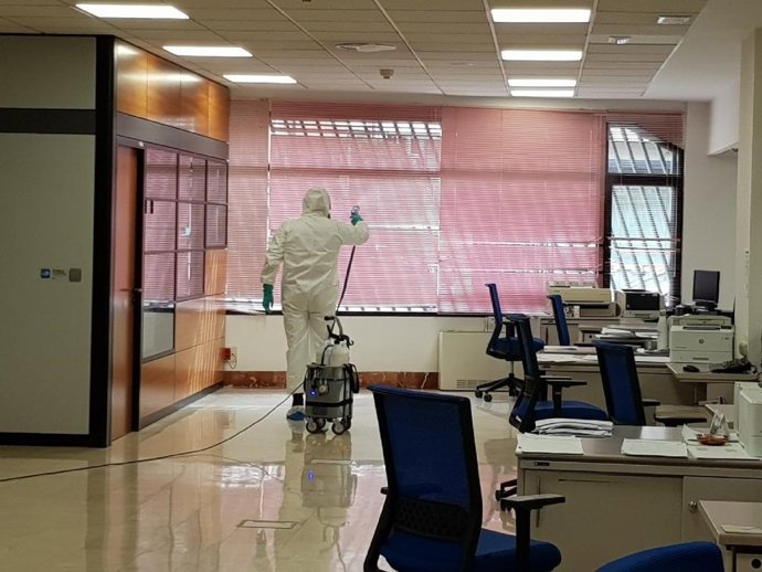 Efectivo de la UME realiza labores de desinfección en los juzgados de Plaza Castilla y en juzgados de familia