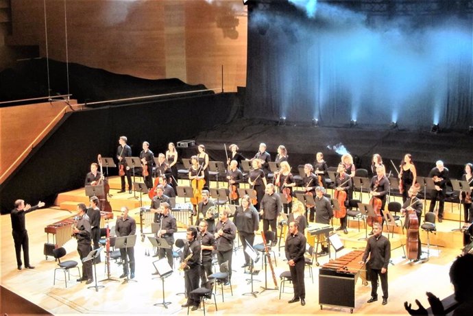     La pea "icnica" del minimalisme 'In C', del compositor nord-americ Terry Riley, ha presidit la nit d'aquest dijous la inauguració oficial del Festival Sónar, en un concert simfnic i de partitura oberta amb l'Orquestra Simfnica de Barce