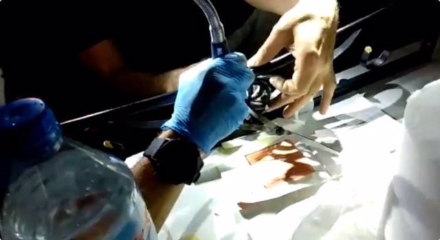Bomberos liberan a un niño atrapado por un dedo seis horas en una mesa de forja