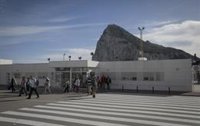 Familias intentan cruzar la frontera con Gibraltar para llevar a menores a centros escolares en el Peñón