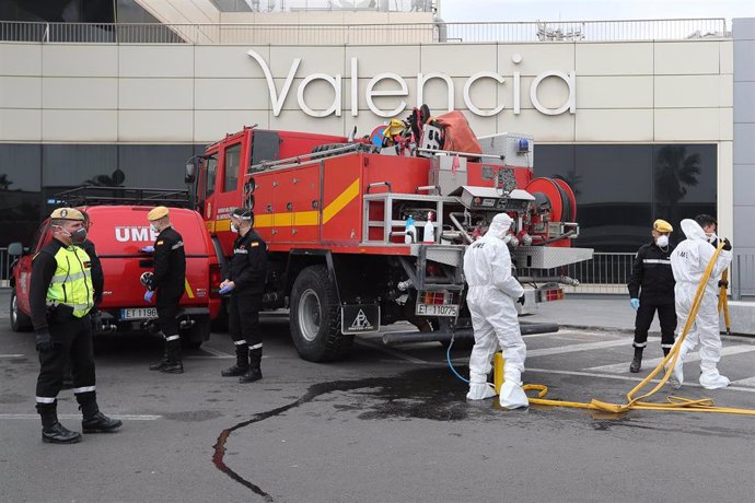 Militares de la UME realizan tareas de desinfección en el Aeropuerto de Valencia 