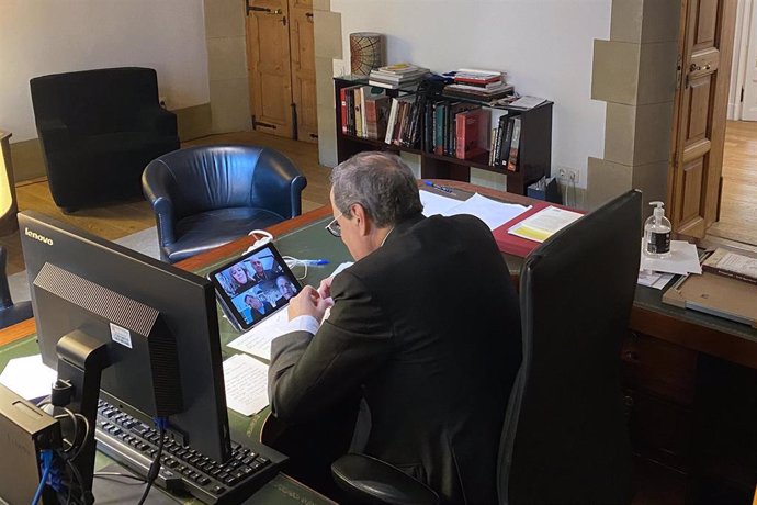 El presidente de la Generalitat, Quim Torra, se reúne por videoconferencia con representantes del mundo local.
