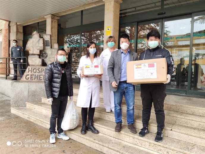 La comunidad china de Teruel ha donado 2.000 mascarillas al Obispo Polanco.