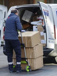 Ábalos trabaja para poder facilitar protección a transportistas y trabajadores de tren, aeropuertos y Correos