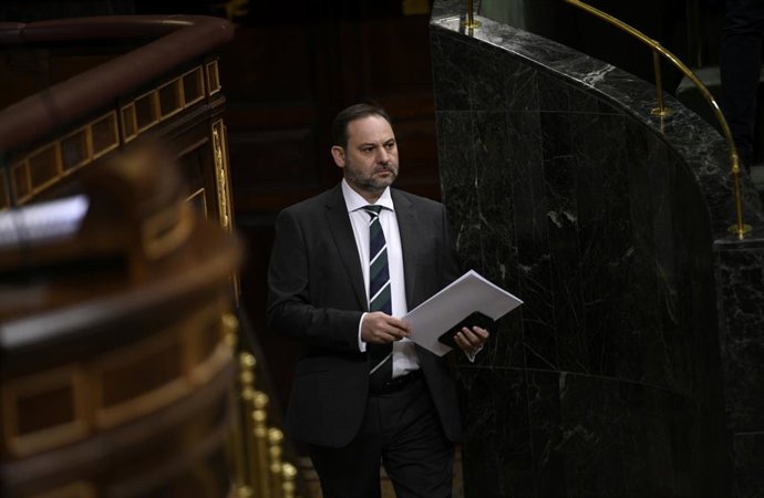 El ministro de Transportes, Movilidad y Agenda Urbana, José Luis Ábalos se dispone a su intervención en el Congreso de los Diputados 