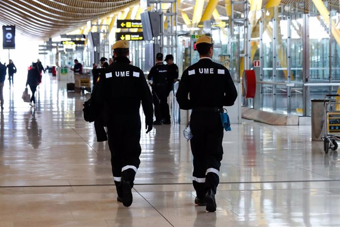 Dos militares de la UME trabaja durante la jornada de hoy en la desinfección del Aeropuerto Adolfo Suárez Madrid-Barajas para luchar contra el coronavirus en pleno estado de alarma y confinamiento de los españoles, en Madrid, a 19 de marzo de 2020