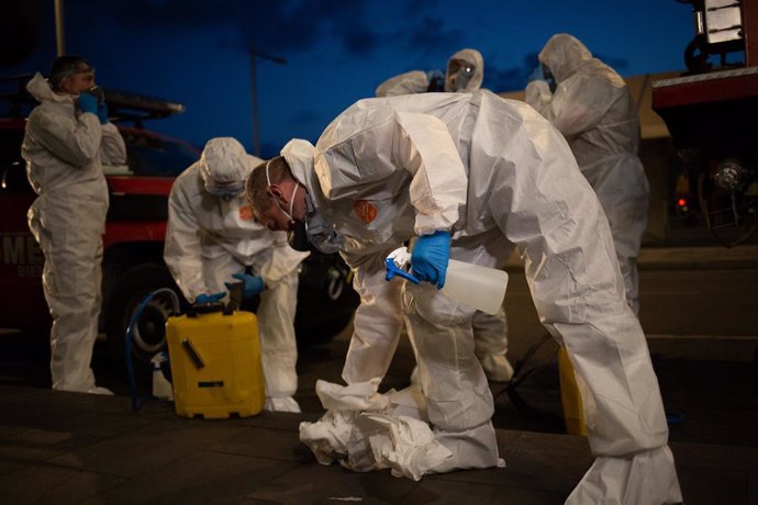 Un grup d'agents de la Unitat Militar d'Emergncies (UME) de l'Exrcit durant les tasques de desinfecció en l'Aeroport de Barcelona - El Prat, a 19 de mar de 2020.