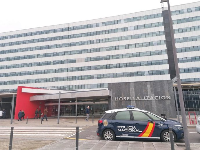 Un coche policial frente al HUCA