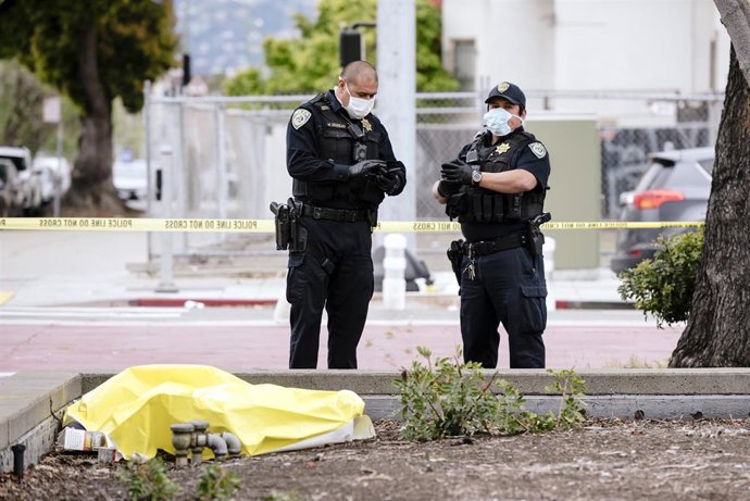 Policías con mascarilla para protegerse del coronavirus en Oakland, California. 