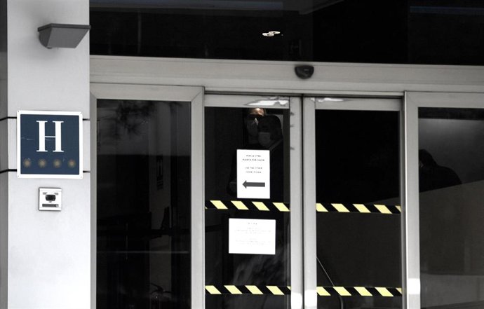 Una de las puertas no disponibles del primer "hotel medicalizado", el Gran Hotel Colón, donde llegarán los primeros pacientes para ser tratados por coronavirus, en Madrid (España), a 19 de marzo de 2020.