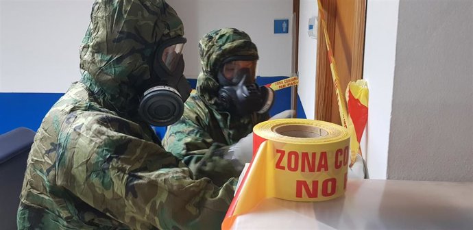 El Ejército desinfecta el Parque de Bomberos de Sa Teulera (Palma).