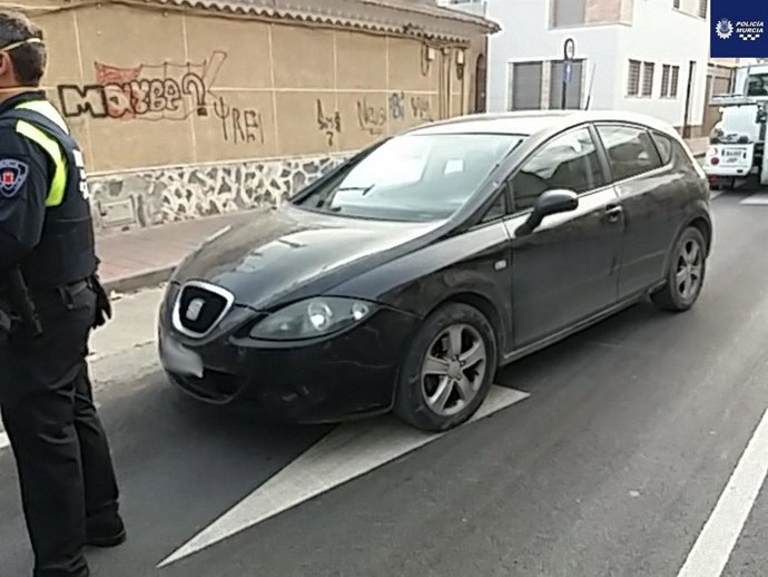 Policía Local de Murcia identifica a un individuo en un turismo