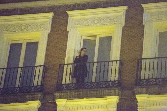 Jimena Coronado, la mujer de Joaquin Sabina, aplaude en apoyo a los sanitarios desde el balcón de su domicilio
