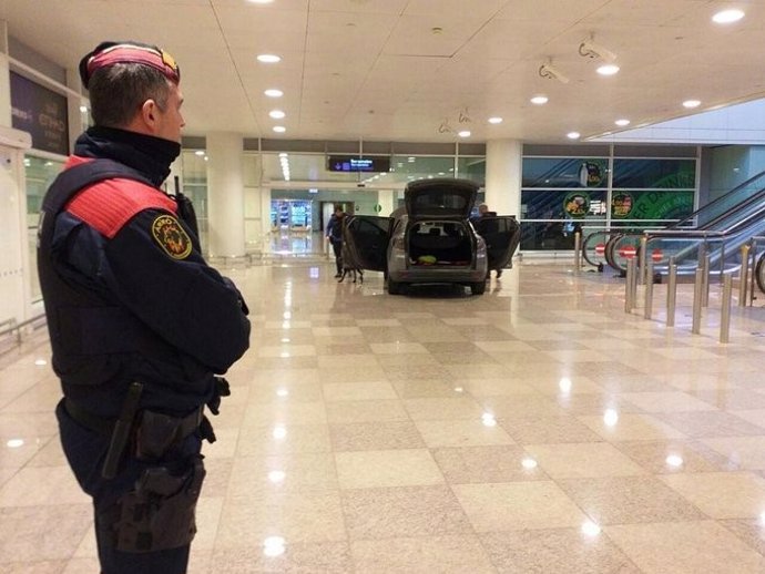 Los Mossos d'Esquadra custodian un coche que ha irrumpido en el Aeropuerto de El Prat de Barcelona, el 20 de marzo de 2020.