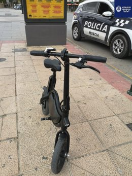 Imagen del vehículo inmovilizado y retirado por la Policía Local