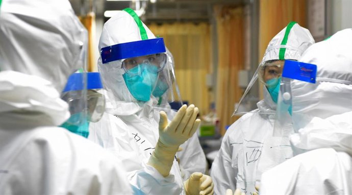 Una enfermera de la unidad de cuidados intensivos explica a sus compañeros de equipo las medidas de seguridad a seguir contra el coronavirus, en China, a 1 de febrero de 2020.