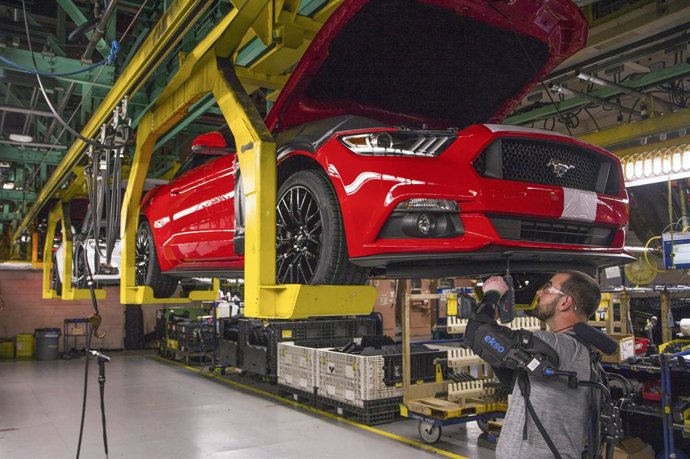 Imagen de una planta de Ford produciendo un Mustang.
