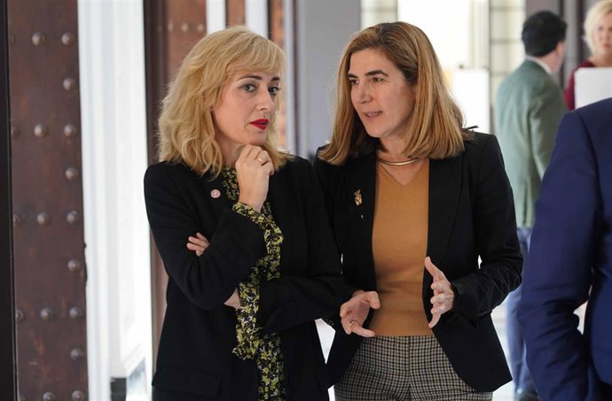 La secretaria general de UGT-A, Carmen Castilla (1i) junto a la consejera de Empleo, Rocío Blanco (2i) ). En el Palacio de San Telmo, Sevilla 18 de febrero del 2020