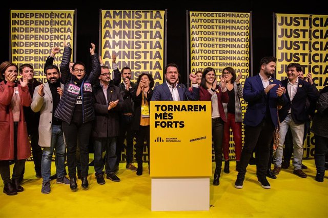 El vicepresidente del Govern y consejero de Economía y Hacienda, Pere Aragonès durante su intervención y con demás miembros de Esquerra Republicana, en la noche electoral del 10N en el Pabellón de la Estació del Nord de Barcelona (Catalunya, España), dond